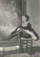 Lycette Darsonval devant le tableau la représentant dans Giselle (actuellement visible à l'Ecole de danse de l'Opéra)