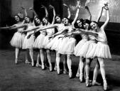 Yvette Chauviré à l'Ecole de danse de l'Opéra (3ème en partant de la droite)