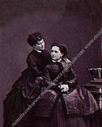 Adeline Plunkett (assise) et sa soeur